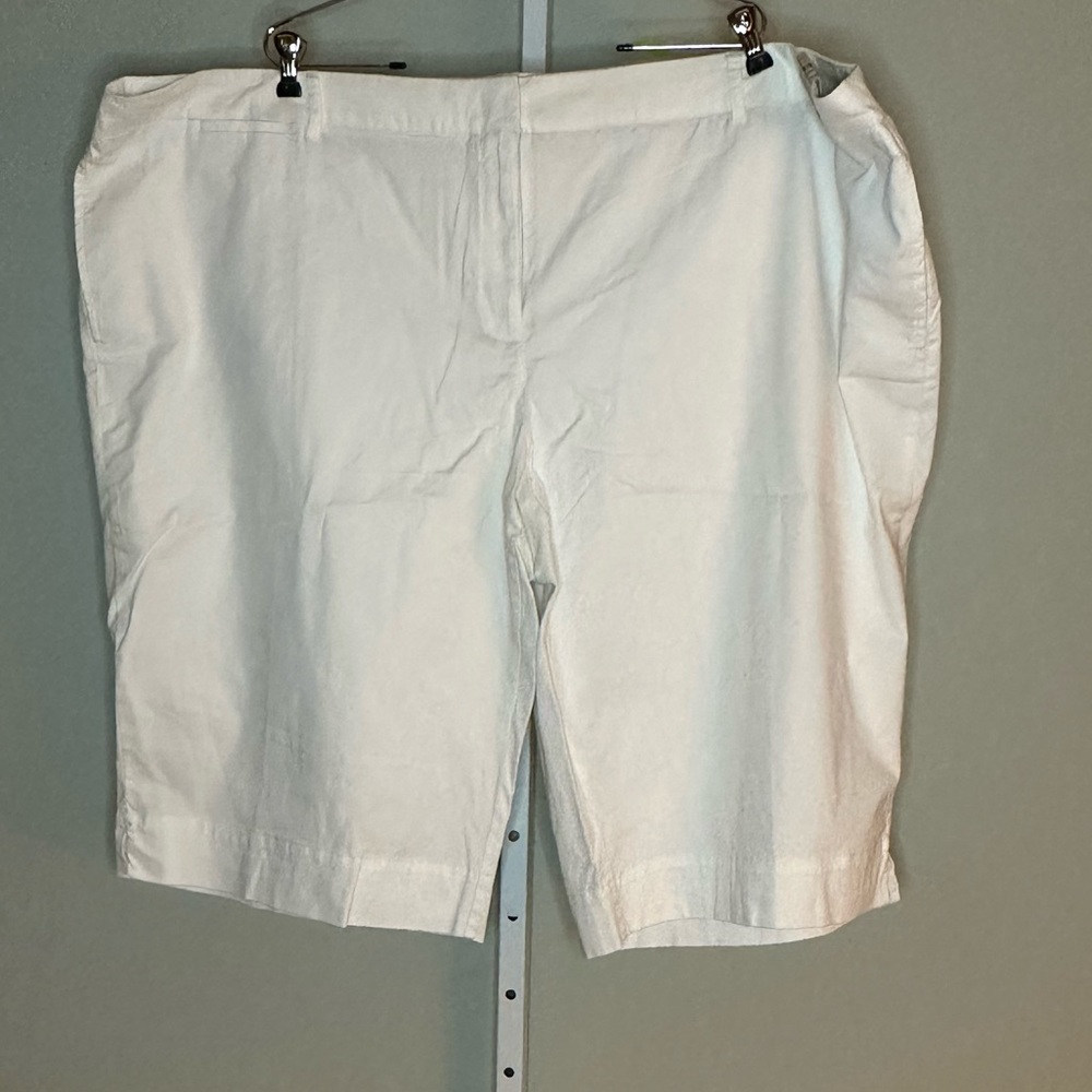 Avenue Signature Chino Bermuda. Size 32